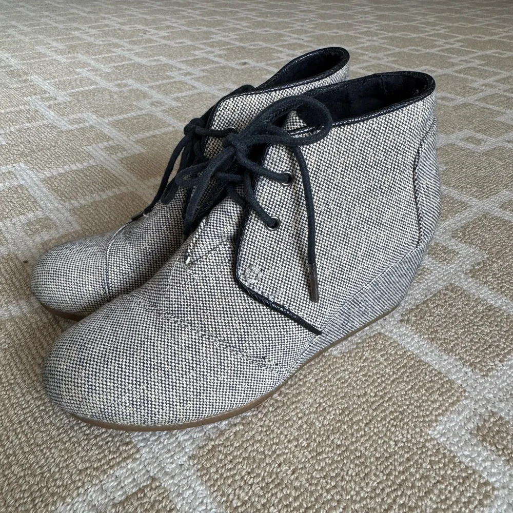 TOMS Wedge Ankle Booties Lace Up Tweed Black Cream Size 7